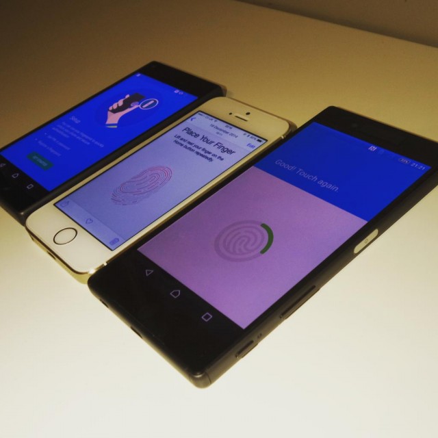 Sony Xperia Z5, un iPhone y el Z5 Compact. A destacar la huella dactilar en el lateral del Z5.