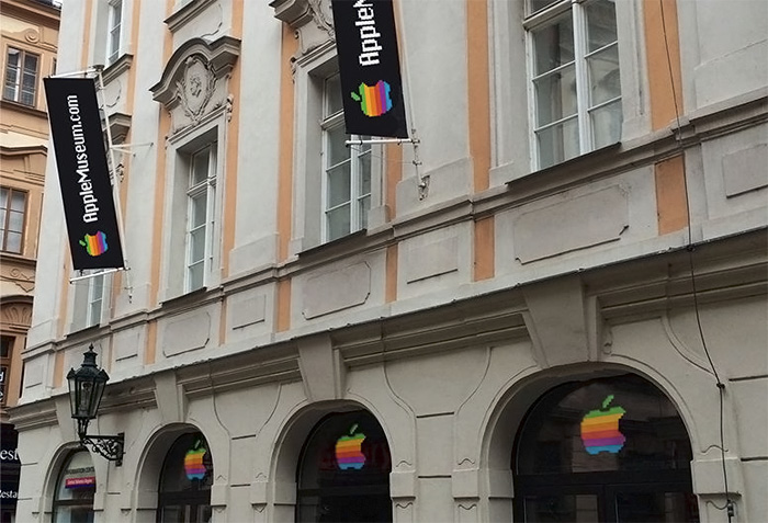 Apple Museum Praga puerta