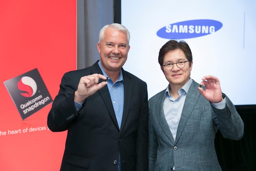 Keith Kressin (Qualcomm) y Ben Suh (Samsung), muestran el primer procesador móvil de 10 nanómetros, el Snapdragon 835, en la Qualcomm Snapdragon Technology Summit, Nueva York.